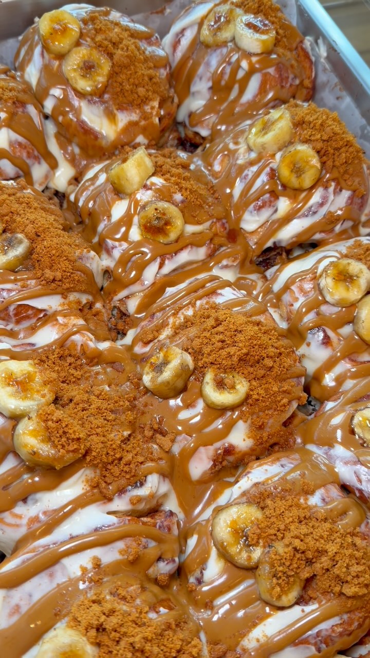Bandeja de cinnamon rolls de DR Roll con crema, caramelo, banana y crumble