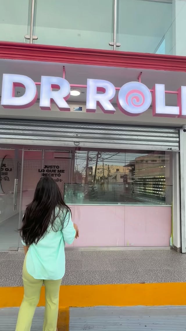 Fachada rosa de la tienda DR Roll